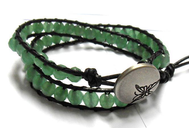 Armbänder mit Steinen und Perlen