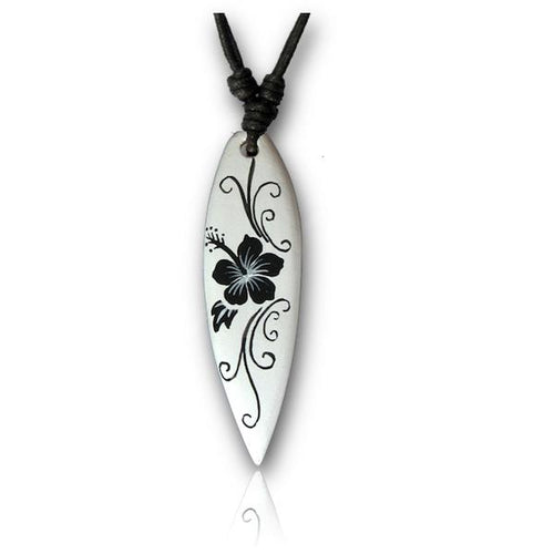 The Surferkette weiß schwarz Blumen Holzkette ist eine trendige Unisex Halskette im Surfer Style mit Sonoholz-Anhänger, schwarzer Hibiskusblume und Baumwollband – stylisch, einzigartig und perfekt für jeden Look.