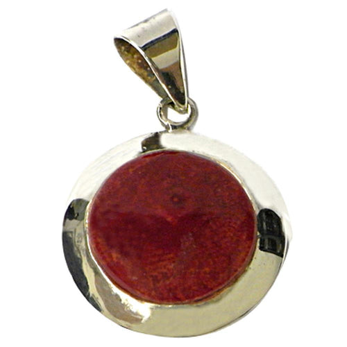 Ein runder Korallenanhänger aus 925er Sterling Silber für Damen, massiv mit poliertem Rand und roter Koralle als Blickfang. Der Anhänger hat eine schlichte Silberöse zum Befestigen an einer Kette.