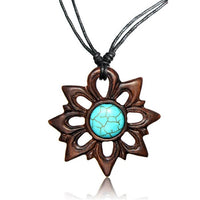Load image into Gallery viewer, The Surferkette features a hand-painted Holz Surfbrett Blume Anhänger with a central Türkis stone, hanging from a verstellbaren Baumwollkette—perfect for casual surfer style.
