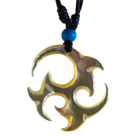 Load image into Gallery viewer, Die handgeschnitzte Halskette Perlmutt mit Tomoe-Design und türkisfarbenem Stein, verstellbar an Baumwollband, verleiht jedem Outfit einen individuellen Touch.
