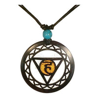 Load image into Gallery viewer, The Holzkette Türkis features a round, filigran Holzanhänger with a blue bead above, showcasing a black geometric design with a yellow throat chakra symbol at the center. Verstellbar and made with Baumwolle—ideal as unisex Schmuck.
