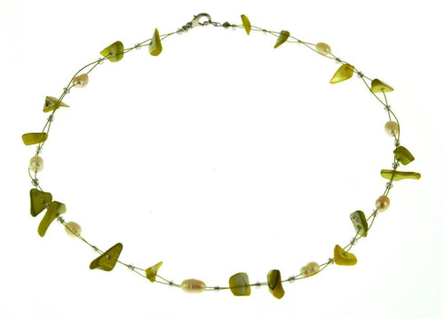 The Kette Steinsplitter Perlen Glasperlen Damen Zuchtperlen Schmuck in olivgrün und weiß (42 cm, nickelfrei) zeigt unregelmäßige grüne Steinsplitter und kleine Zuchtperlen auf dünnem Draht, kreisförmig auf weißem Grund präsentiert.