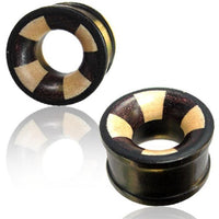 Cargar imagen en el visor de la galería, A pair of handgeschnitzte, laminierte Holztunnel "braun weiß schwarz drei Hölzer" Tribal Plugs mit Flared-Design und kreisförmigem Muster, präsentiert auf reflektierendem Weiß.
