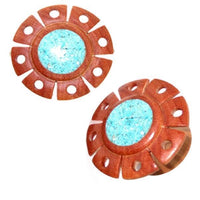 Cargar imagen en el visor de la galería, A pair of hand-carved Holzplug Rosenholz hellbraun Blume earrings, inspired by Tribal Holz Plug Tunnel design, features a turquoise inlay center and a light brown floral border.
