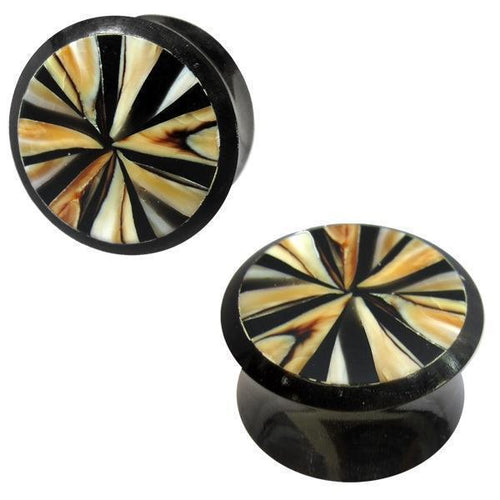 Two round black Horn Plugs with white shell inlay, hand-carved in a tribal pattern. The Buffalo Tunnel Ohrstecker features geometric, radial designs on the faces.