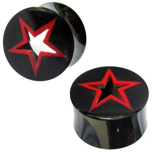 The Büffelhorn Tunnel Stern rot schwarz is a pair of black horn flesh plugs with red-outlined star cutouts. These glossy organic expanders are designed for stretched ear piercings and are shown from different angles.