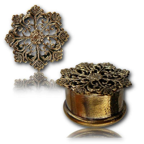Ornate, round Brass Plug "Schneeflocke" gold nickelfrei Tunnel crafted from organic Messing with an intricate floral filigree lid, shown closed and open, reflecting on a white surface.