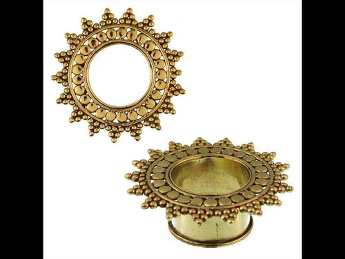 Two antik gold, nickelfree Brass Tunnel Stern Kreise Plugs made from organic Messing: one shown from above with a central hole and star-shaped rim, the other viewed from the side to reveal its hollow, cylindrical form.