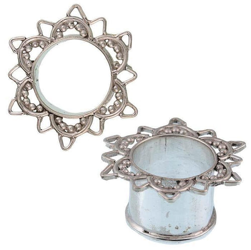 The Silbertunnel Bogenblume Punkte 925 Sterling Silber Tunnel Plug showcases decorative floral edges and intricate cutout designs, reminiscent of Tribal Tunnel motifs—one upright and one flat to display every detail.