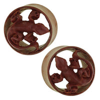 Load image into Gallery viewer, A pair of round, brown Holz Tunnel handgeschnitzt Eidechse Sawoholz Gecko Tribal Plug Expanders with detailed lizard designs highlighting the gecko's body and limbs in each circular frame.
