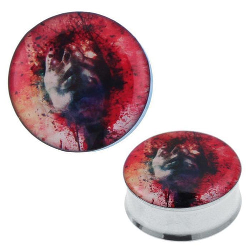 The Plug Tunnel Gesicht Farbkleckse rot features a round Edelstahl and Acryl design with red splatter effects and a haunting face on the flat surface, perfect as an Expander Piercing made from Chirurgenstahl.