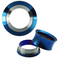 Load image into Gallery viewer, A close-up of three Schraub Tunnel metallic blau silber Ringe aus Edelstahl zeigt einen frontal und zwei aus verschiedenen Winkeln, wodurch die Verschraubung und die gebördelten Ränder der Piercing Expander aus Chirurgenstahl hervorgehoben werden.
