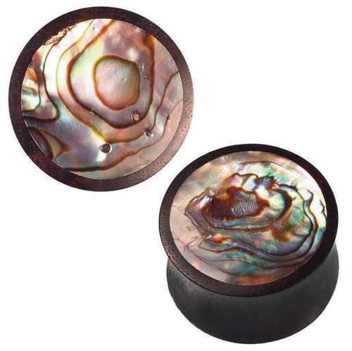 The Holz Plug dunkelbraun gemasert rund features a hand-carved tunnel design with a glossy, iridescent Muscheloptik inlay and swirling patterns, perfect as a stylish Tribal Expander.