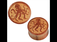 Load image into Gallery viewer, Two Teakholz Plug braun gold bemalt Oktopus double flared earrings, each with an intricate octopus engraving on the flat face, displayed from front and angled side views against a white background.

