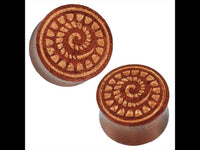 Load image into Gallery viewer, Organic Holz Plug braun natur Lasergravur Fossilien Schnecke Tribal Expander

