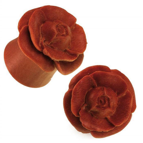 Zwei Rose Sawoholz Plug Rotbraun Ohrschmuck Tribal Expander Tunnel, jeweils mit handgeschnitzter Rose, werden auf weißem Hintergrund präsentiert.