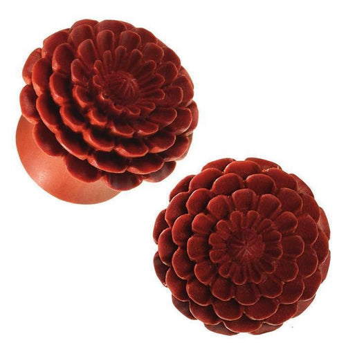 Two round, rotbraune Plug Sawoholz Organic Blume Tunnel, unisex Ohrschmuck mit mehreren handgeschnitzten Blütenblättern, einzigartiges Naturprodukt – auf weißem Hintergrund präsentiert.