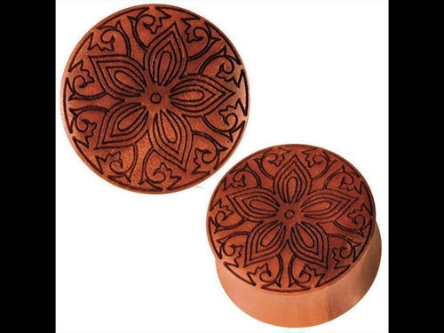 Two round Organic Plug Holz braun Gravur Blumenmuster Tribal Expanders with intricate floral engravings, displayed from various angles on a white background.