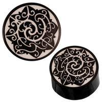 Load image into Gallery viewer, Two Schwarzer Horn Plug schwarz weiß Blume Abstrakt Tribal Expander with intricate black and white abstract floral tribal patterns are shown from top and angled side views.

