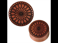 Cargar imagen en el visor de la galería, Two round, brown "Plug Sawo Holz braun Gravur schwarz Blüte Herz Tribal" expanders feature black engraved mandala designs. Hand-carved surface shown from top-down and angled views against a white background.
