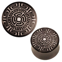 Load image into Gallery viewer, Handgefertigter Schwarzer Horn Plug Atzeken Muster schwarz weiß Organic Expander mit glattem, abgerundetem Rand und geometrischem Azteken-Muster. Der Plug ist aus verschiedenen Perspektiven (oben und seitlich) abgebildet.
