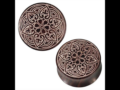 Set of two round Holz Plug dunkel braun mit weißer Lasergravur: handgeschnitzt mit Blume, Blüten und Tribal-Muster. Jedes Plug zeigt filigrane Muster und helle Linien für auffälligen Kontrast.
