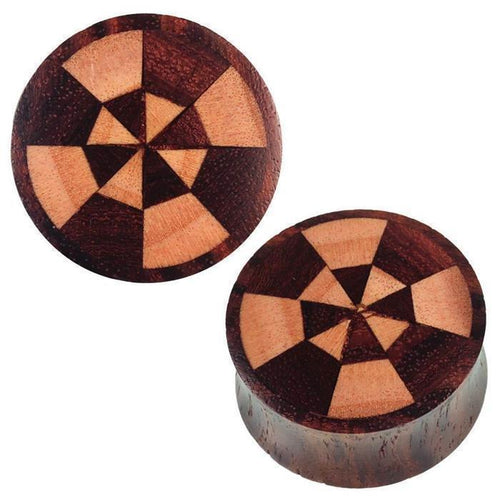 Zwei handgeschnitzte Plug Dunkel braun Dreiecke Flächen Farb Muster Tribal Organic Holz mit hell-dunklen Sternmustern liegen auf weißem Hintergrund.