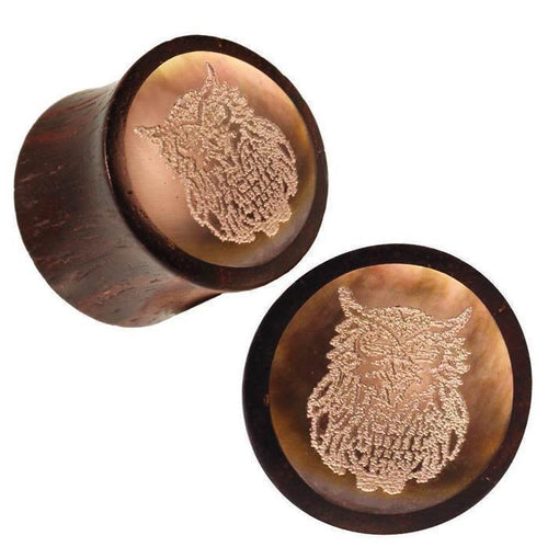 Two brown "Plug aus Sono Holz Inlay Black Shell Lasergravur Eule Tunnel" plugs, made from Sono wood with detailed engraved owl designs on their flat surfaces, are displayed on a white background.