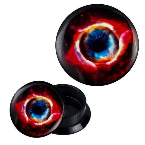 A round black Schraub Plug Acryl Hände Kristallkugel Piercing features a lid with a striking blue and red eye design, surrounded by vibrant fiery patterns in red and orange for a bold, cosmic look.
