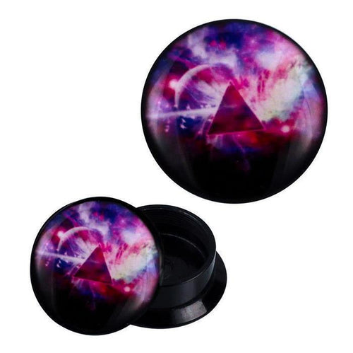 A pair of Schraub Plug Acryl Galaxie Dreieck pink lila Piercing Ohrschmuck, featuring a round black design with a central dark triangle and pink, purple, and blue galaxy swirls. One unisex Ohr Plug is shown open to reveal the inside.