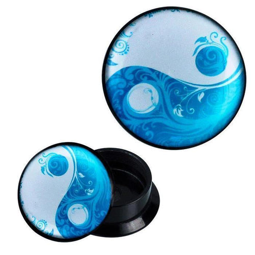 The Schraub Plug Acryl Yin Yang Zweige türkis weiß Piercing Ohrschmuck features a black plug with a turquoise and white yin-yang inspired design, shown from the side and in a close-up of the front with swirling branch motifs.