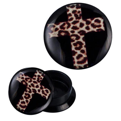 The Schraub Plug Acryl Kreuz Leoparden Design Piercing Ohrschmuck features black circular ear gauges with a leopard-print cross on the front; one is face up, the other open to show its hollow interior.