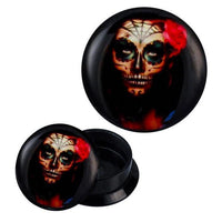 Load image into Gallery viewer, Two black Schraub Plug Acryl Sugarskull Rose Spinnennetz Plugs show a female sugarskull with Day of the Dead makeup, a pink rose, green web details—one plug upright, one on its side—Piercing Ohrschmuck.
