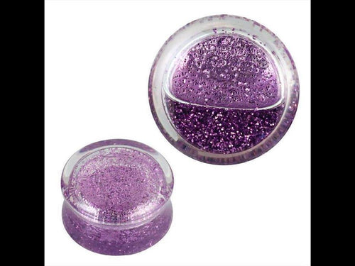Zwei Plug Acryl transparent Flüssigkeit Glitzer lila Piercing Ohrschmuck werden aus verschiedenen Blickwinkeln vor weißem Hintergrund gezeigt. Die runden Plugs mit lila Glitzer sind ideal für gedehnte Ohrlöcher.