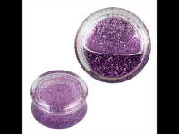Load image into Gallery viewer, Zwei Plug Acryl transparent Flüssigkeit Glitzer lila Piercing Ohrschmuck werden aus verschiedenen Blickwinkeln vor weißem Hintergrund gezeigt. Die runden Plugs mit lila Glitzer sind ideal für gedehnte Ohrlöcher.
