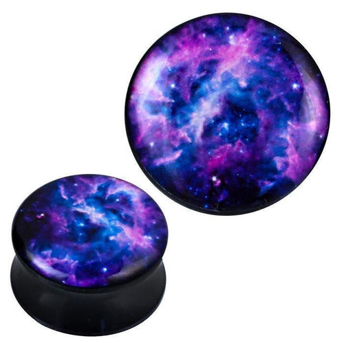 Two round black Plug Acryl weiß blau lila Weltall Piercing Ohrschmuck feature vibrant galaxy designs with swirling white, blue, and lilac patterns that resemble stars and cosmic clouds in outer space.