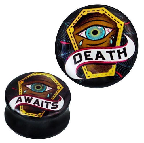 A round Plug Paar Acryl Awaits Death Sarg Auge Tränen Piercing features a blue eye in a yellow coffin, "DEATH AWAITS" banner, and a dark background with subtle spiderwebs.