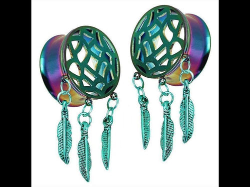 A pair of Tunnel Regenbogen-farben Edelstahl Plug Traumfänger ear gauges with cutout dreamcatcher designs and green feather charms. These unique Piercing Anhänger shine in blue and green tones for standout style.
