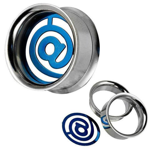 A Schraub Tunnel silbern blau Edelstahl Inlay @ Zeichen Piercing, shaped like a blue @ symbol, is displayed with a circular cutout and two more metal cutters in the background.