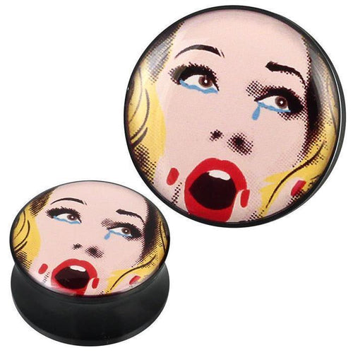 The Plug Acryl Pop Art blonde Frau Schrei Tränen Piercing Ohrschmuck is a black round acrylic plug featuring pop art of a blonde woman with blue eye makeup, a tear on her cheek, and an expressive open-mouth "Schrei" look.