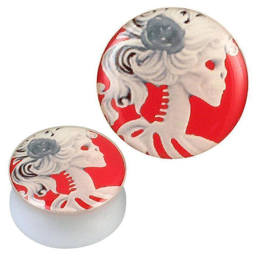 The Plug weiß Acryl Skelettfrau rot grau Rose im Haar is a round acrylic piercing plug, featuring a white skeletal woman with gray rose in her hair on a red background—an eye-catching Ohrschmuck piece.