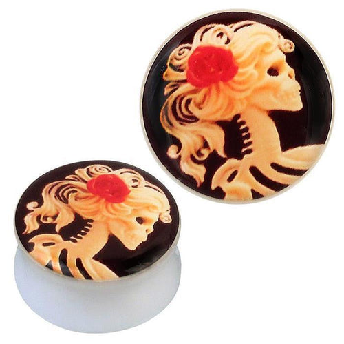 The Plug weiß Acryl Skelettfrau zeigt eine rot-beige-schwarze Skelettfrau mit Rose im Haar im Profil. Das vintage-inspirierte Design hebt sich auf dem weißen Acryl-Ohrschmuck stilvoll ab.