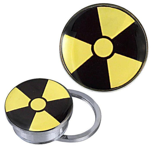 Zwei silberne Schraub Plug Tunnel aus Edelstahl mit Radioaktivitätssymbol in Schwarz-Gelb: Einer steht aufrecht, der andere liegt flach und zeigt die Basis – Acryl Piercing Schmuck.