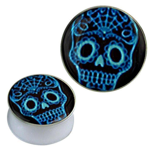 Acryl Plug weiß mit blauem Sweet Skull auf schwarzem Hintergrund, ideal als Ohrschmuck für gedehnte Piercings.