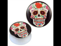 Load image into Gallery viewer, A pair of acrylic plugs featuring colorful Candy Skull designs with rose floral patterns in red, pink, and green on a black and white background. Product name: Acryl Plug weiß schwarz Candy Skull bunt Rose Blumen Piercing Ohrschmuck.
