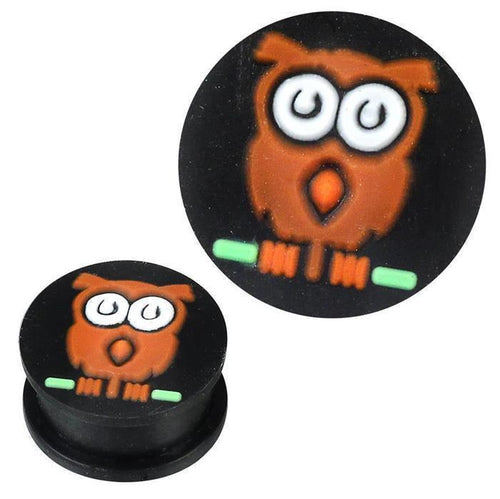 Two weiche Silikon Plugs in Braun, Orange, Grün und Schwarz zeigen eine niedliche Eule mit weißen Details – von oben und seitlich abgebildet. Perfekte Piercing Ohrschmuck-Accessoires für einen verspielten Look!.
