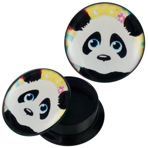 A round acrylic Schraub Plug Piercing/Ohrschmuck with a lid featuring a cartoon schwarz-weißer Panda face with blue eyes on a yellow background with colorful flowers. Lid is pictured both on and off the container.