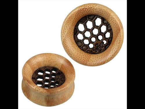 The Holz Tunnel Plug hell gemasert dunkles Inlay Waben Muster Tribal Piercing features a round wood design with honeycomb-shaped cutouts and a dark inlay, creating a bold plug look perfect for Tribal-style Ohr Tunnels.
