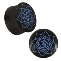 Load image into Gallery viewer, Hand-carved black horn ear plugs featuring a blue engraved Om Blumen design with a mandala pattern on the surface. Product: Plug Horn blaue Gravur Om Blume handgeschnitzt schwarz Piercing.
